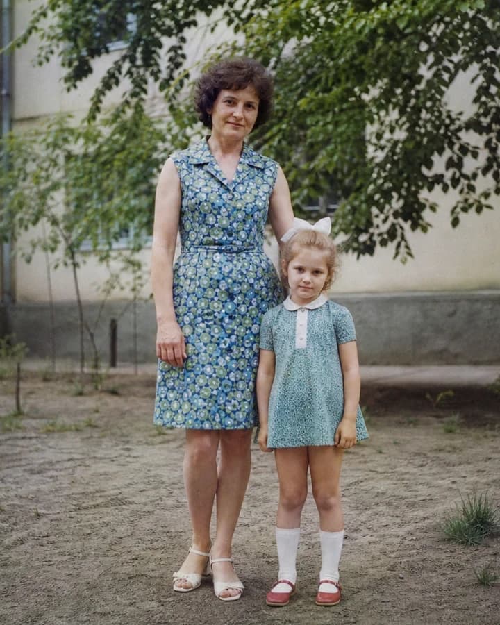 Естественно раскрашенная семейная фотография женщины и девочки
