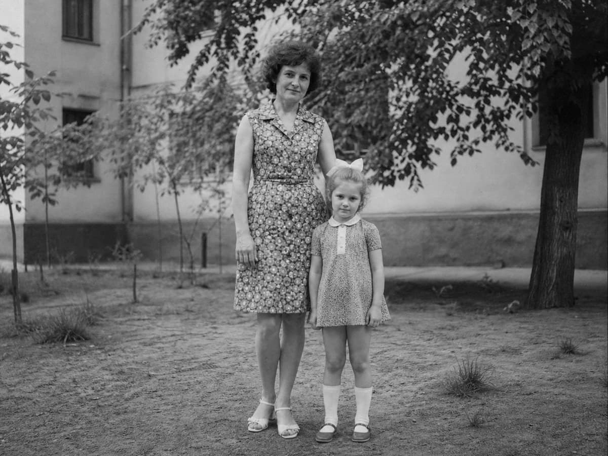Чёрно-белая семейная фотография до колоризации